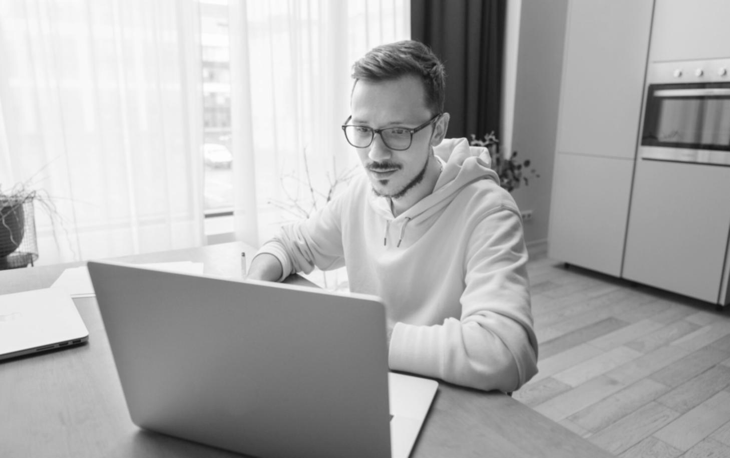 Espacio de trabajo creativo con materiales de planificación financiera