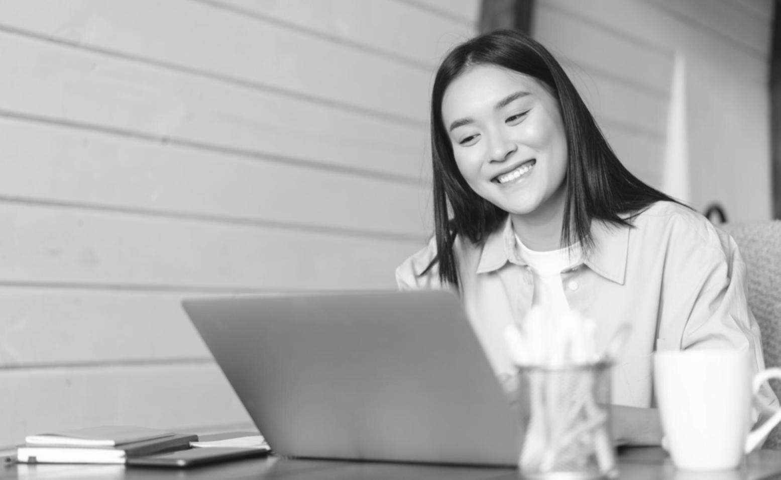Espacio de trabajo con herramientas de planificación financiera y documentos de presupuesto